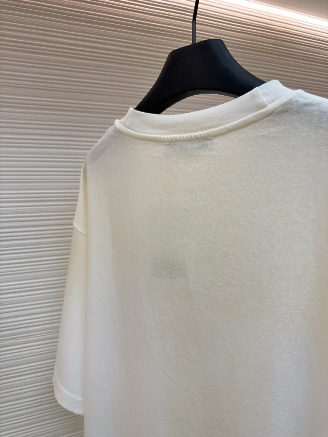Acne Studios 1966 mud-dyed washed distressed short-sleeve ●Original version: 2800 purchased and developed ●Item number: 1682348-X95 ●Fabric: cloud velvet ski-like cotton fabric ●Technology: glue printing ●Color: white ●Version: fitted version ●Weight: about 225 grams ●Size: S-M-L-XL ●Description: Made of ultra-soft pure cotton fabric, garment-dyed, washed and distressed, the chest part has a dirty feel, and the lower part shows a gradient effect. The neckline is slightly frayed to better fit the overall tone. The overall line is straight and delicate, the fabric is comfortable and soft, and the color is consistent without color difference. It can be matched with the same style to create a fashionable look and control various occasions. Customized accessories, complete with three standards, the same style for men and women!